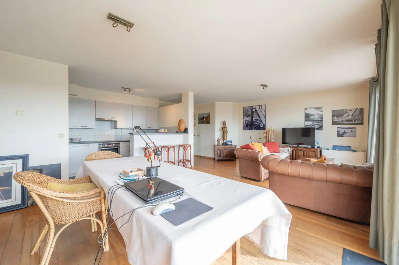 Zonnig appartement met 2 slaapkamers en terras met zicht op de jachthaven foto 3