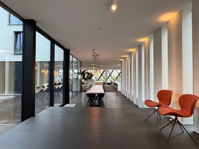 Modern gebruiksklaar gemeubeld kantoor aan de Oude Dokken ontworpen door Caan Architecten. foto 3