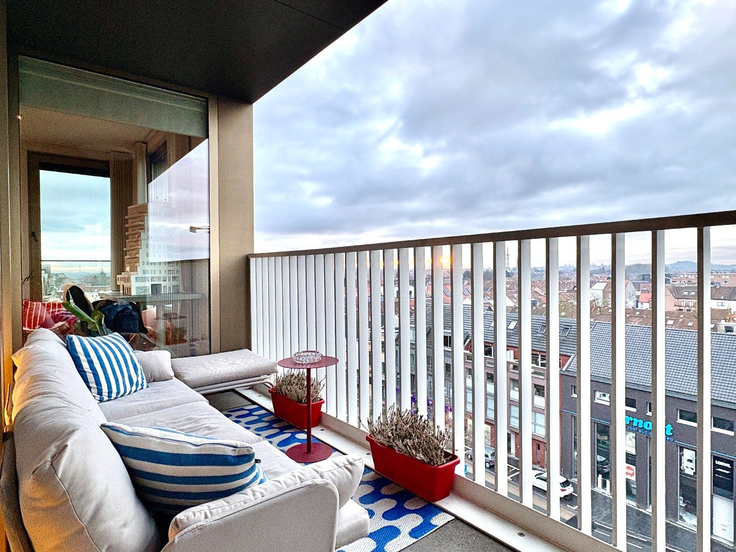 Uitzonderlijk twee slaapkamer appartement met zicht over Kortrijk. foto 7