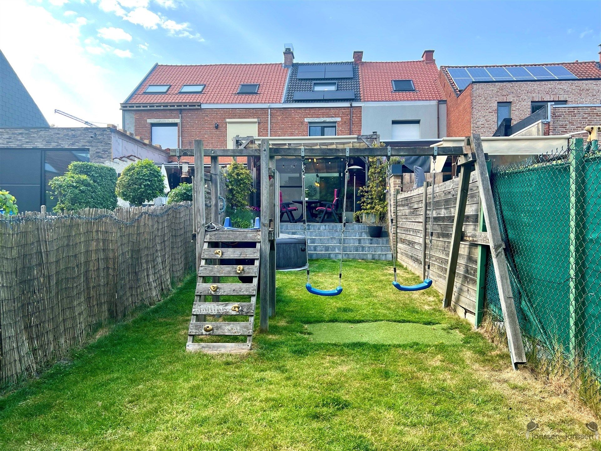 Gerenoveerde rijwoning met 3 slpks & tuin foto 2