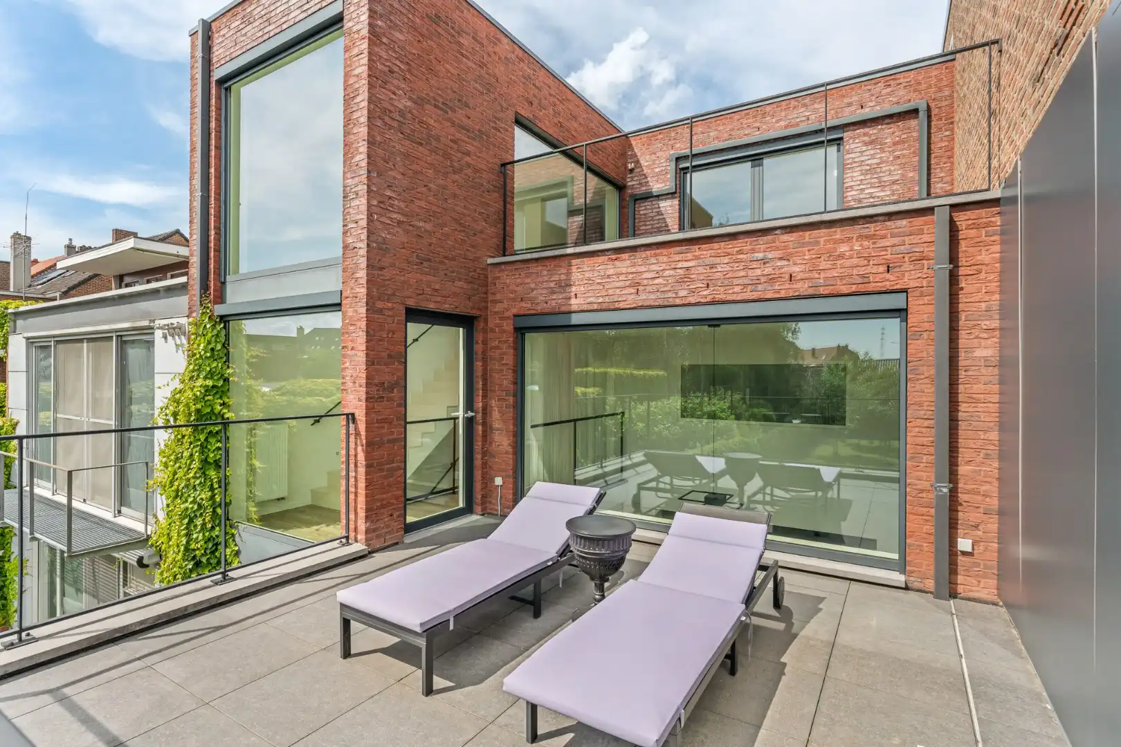 Unieke, hoogwaardig afgewerkte stadswoning op een ruim perceel mét ruime garage bereikbaar langs de achterzijde! foto 33