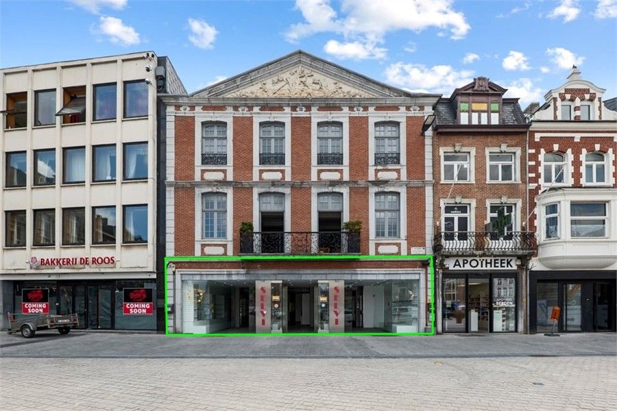 RUIME HANDELSRUIMTE TE HUUR OP DE GROTE MARKT IN SINT-TRUIDEN foto {{pictureIndex}}