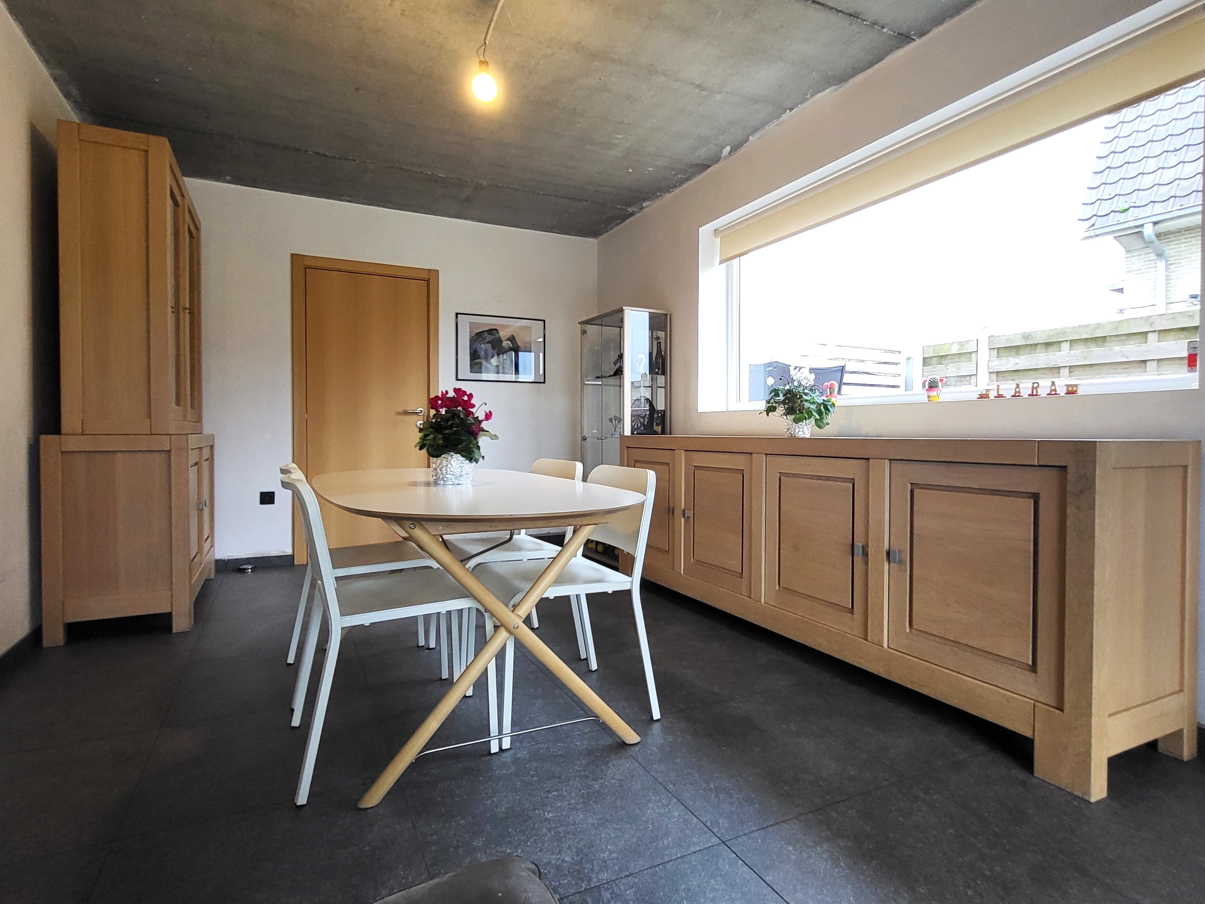 Deze instapklare halfopen woning uit 2014 ligt in een rustige en landelijke straat in Lierde.  foto 7