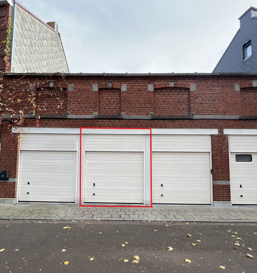 GARAGEBOX GELEGEN NABIJ CENTRUM IEPER foto {{pictureIndex}}