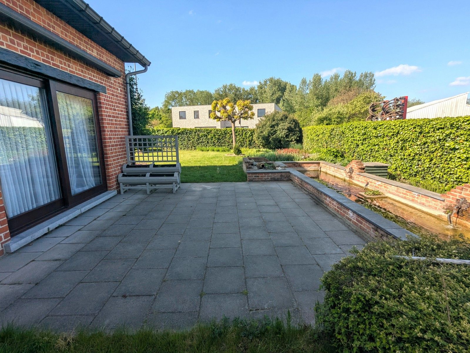 Ruime hoeve met mooie tuin + veel parking in rustig straatje foto 32