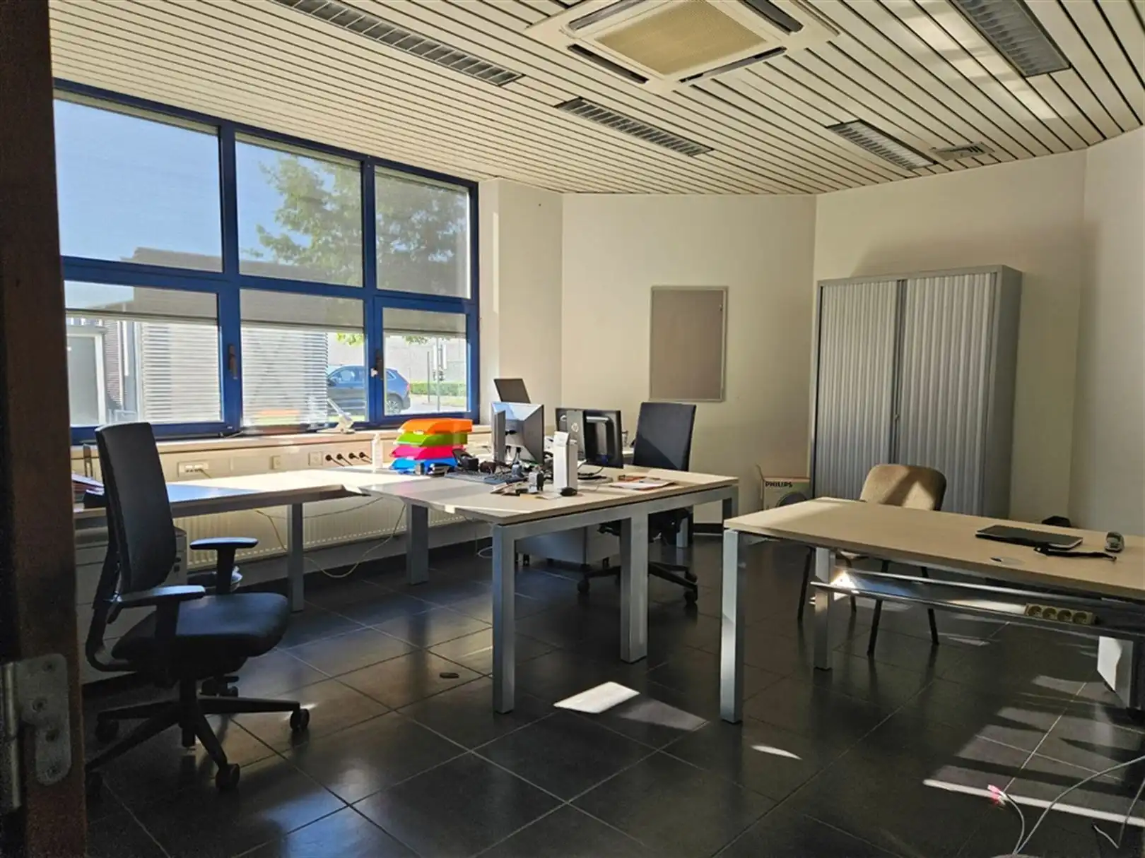 Magazijn met laad- en loskades en kantoren nabij R4 foto 24