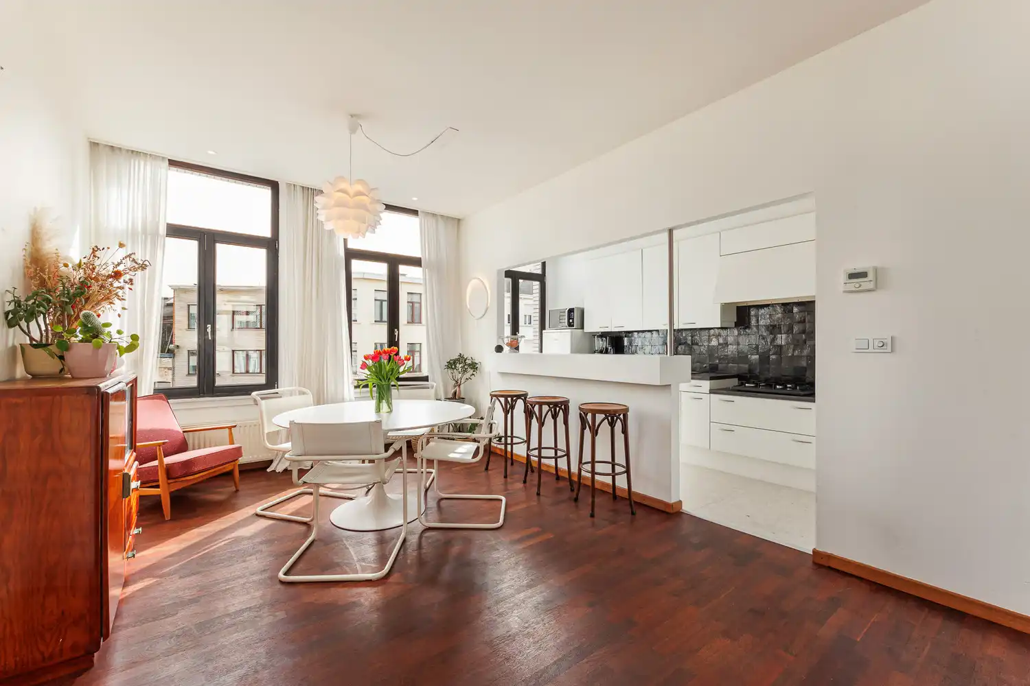 Instapklaar duplex-appartement op toplocatie aan den Bell op het Zuid te Antwerpen foto {{pictureIndex}}