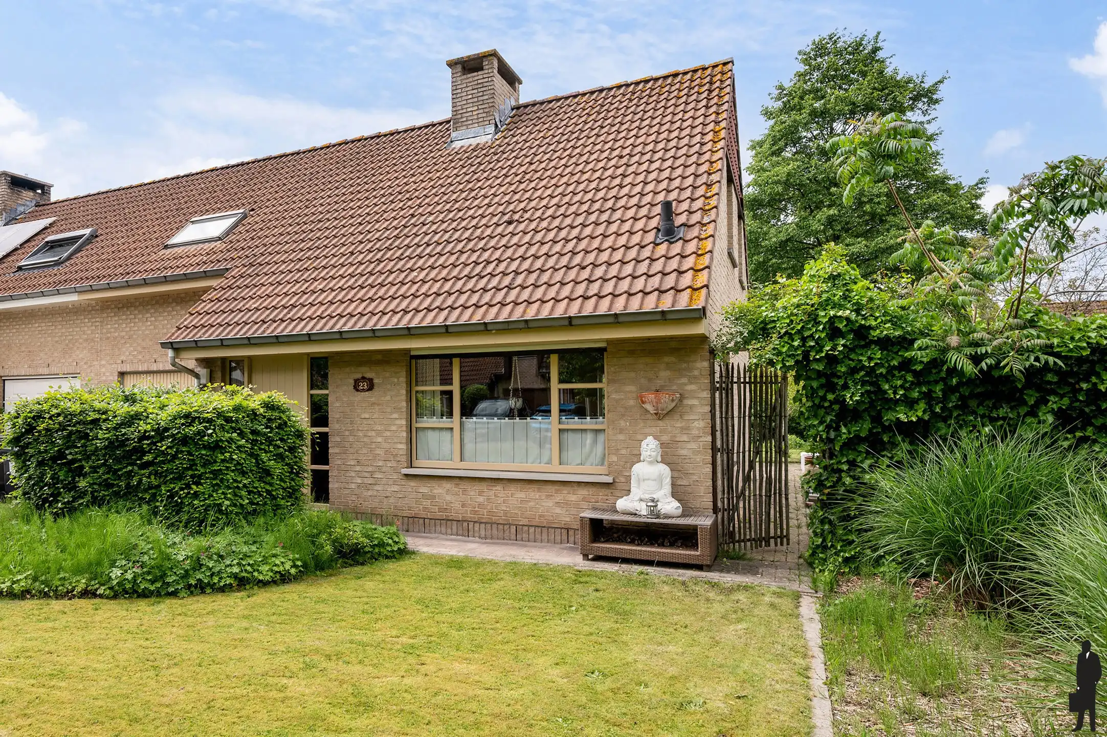Charmante en lichtrijke gezinswoning met ruime garage en prachtige tuin op gegeerde locatie dichtbij scholen, winkels en station foto 33