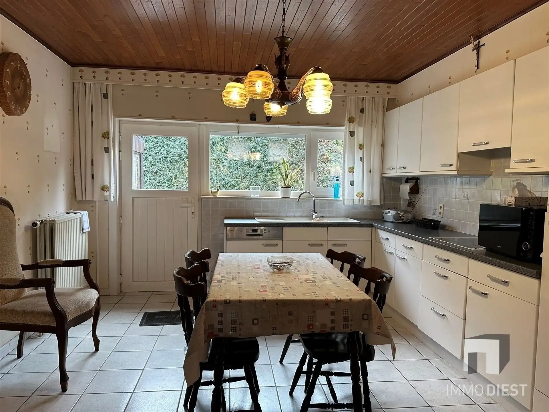 Woning met grote garage en stalling foto 7