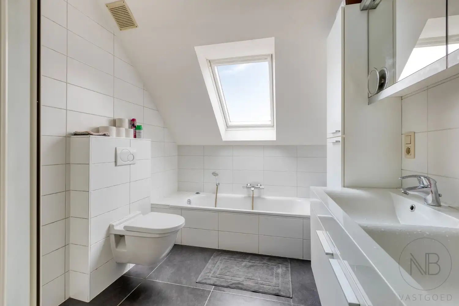 Ruim duplex appartement met 3 slaapkamers en groot terras in hartje Zutendaal foto 16