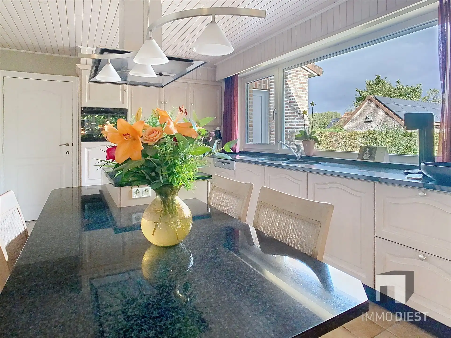 Energiezuinige en prima onderhouden gezinswoning met 4/5 slaapkamers en zwembad op 10 are. foto 17