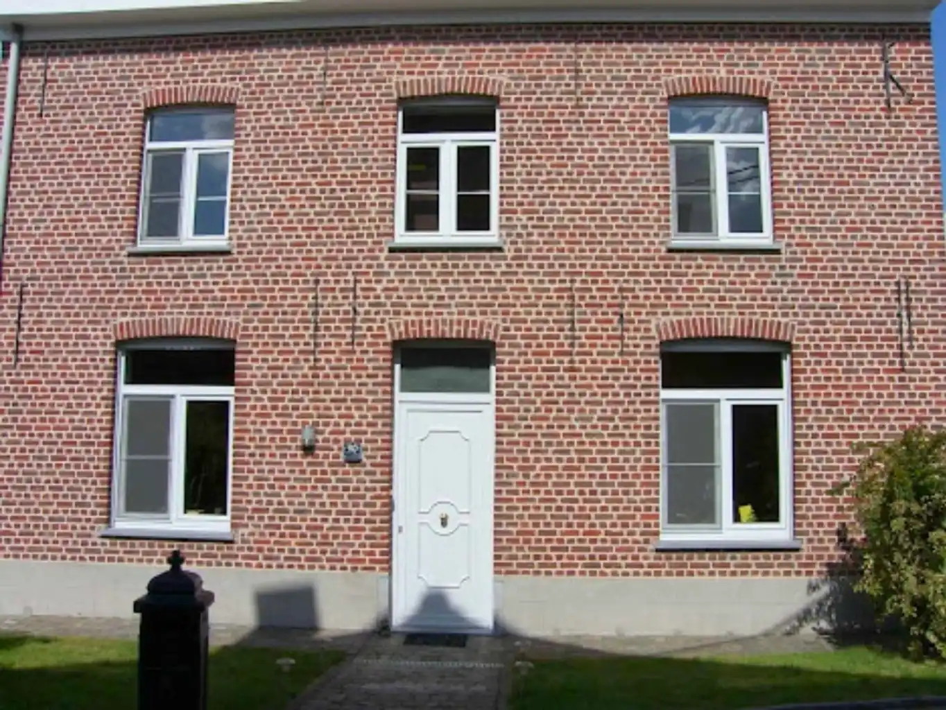 RUIME ALLEENSTAANDE WONING IN DOODLOPENDE STRAAT foto 2