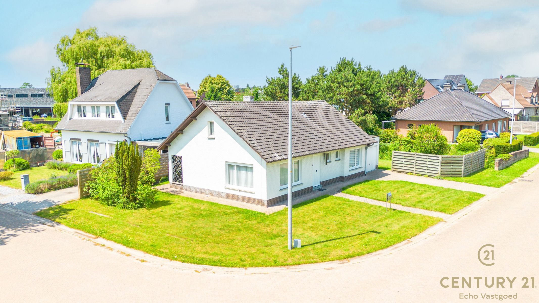 Charmante te renoveren laagbouwwoning op fraai hoekperceel foto 2
