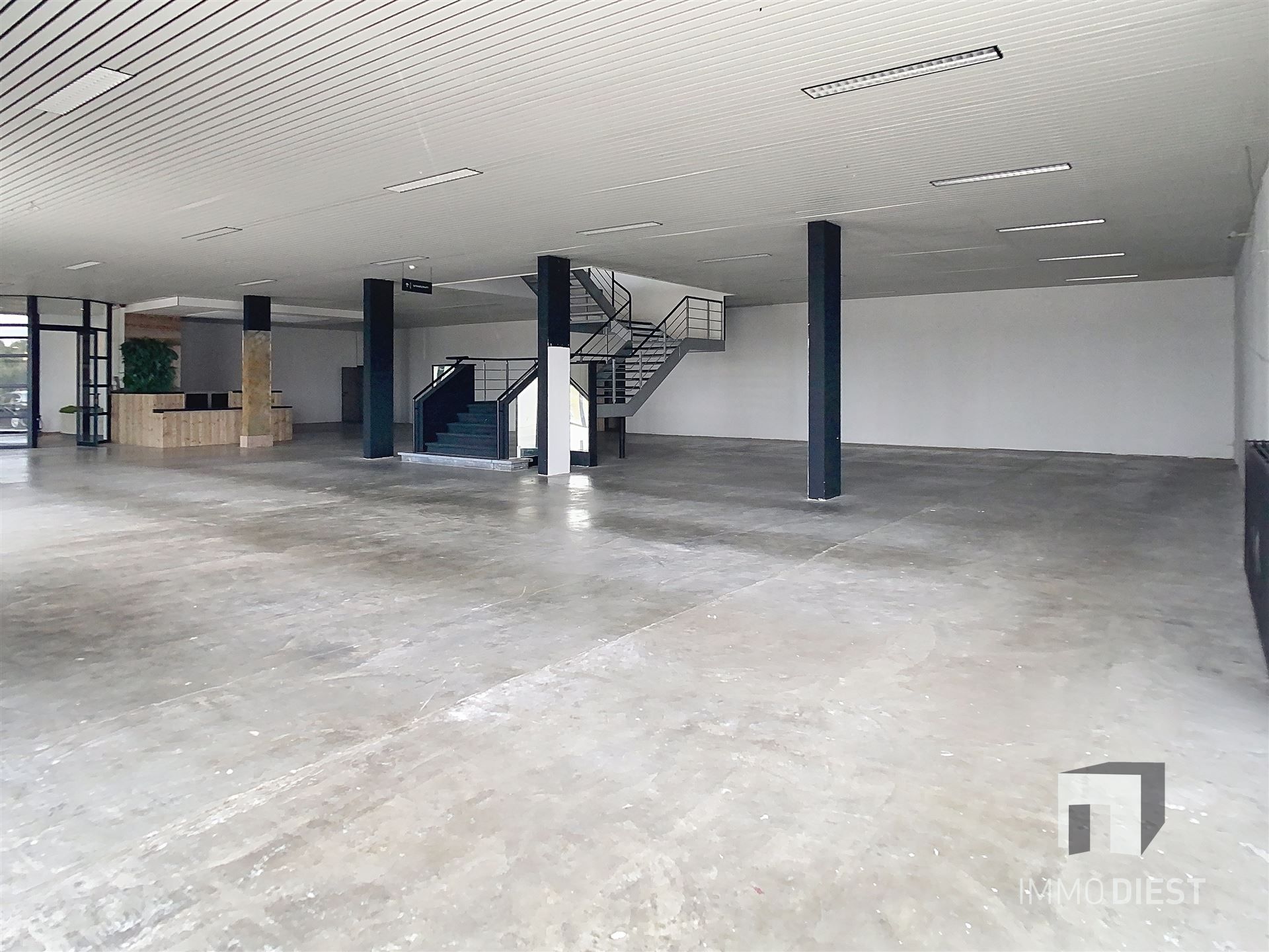 Handelspand van 1181m2 met ruime parking langs verbindingsweg foto 5