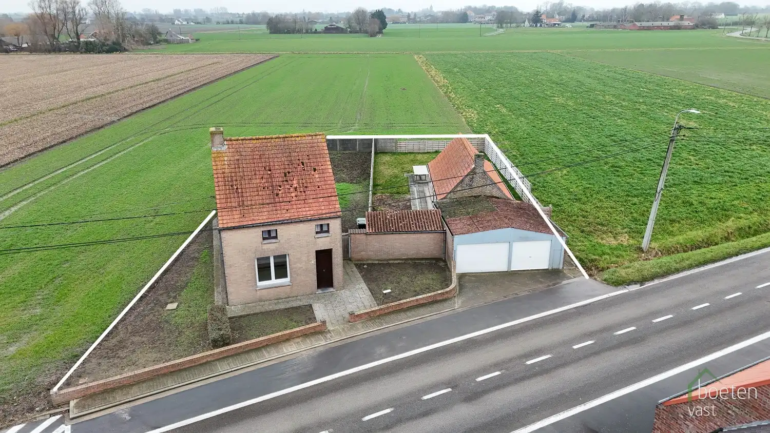 Hoofdfoto van de publicatie: ALVERINGEM: Landhuis met conformiteitsattest, 2 (mog. 3) slaapkamers, interessant bijgebouw en dubbele garage met tuin op 795m² grondopp.