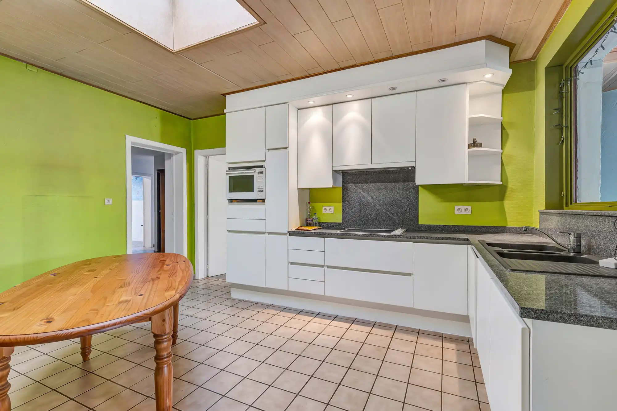 Te renoveren halfopen woning met ruime garage en grote tuin foto 6