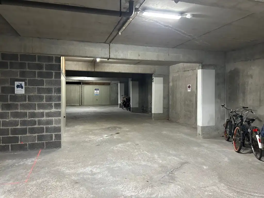 Ruime garage op centrale locatie foto 10