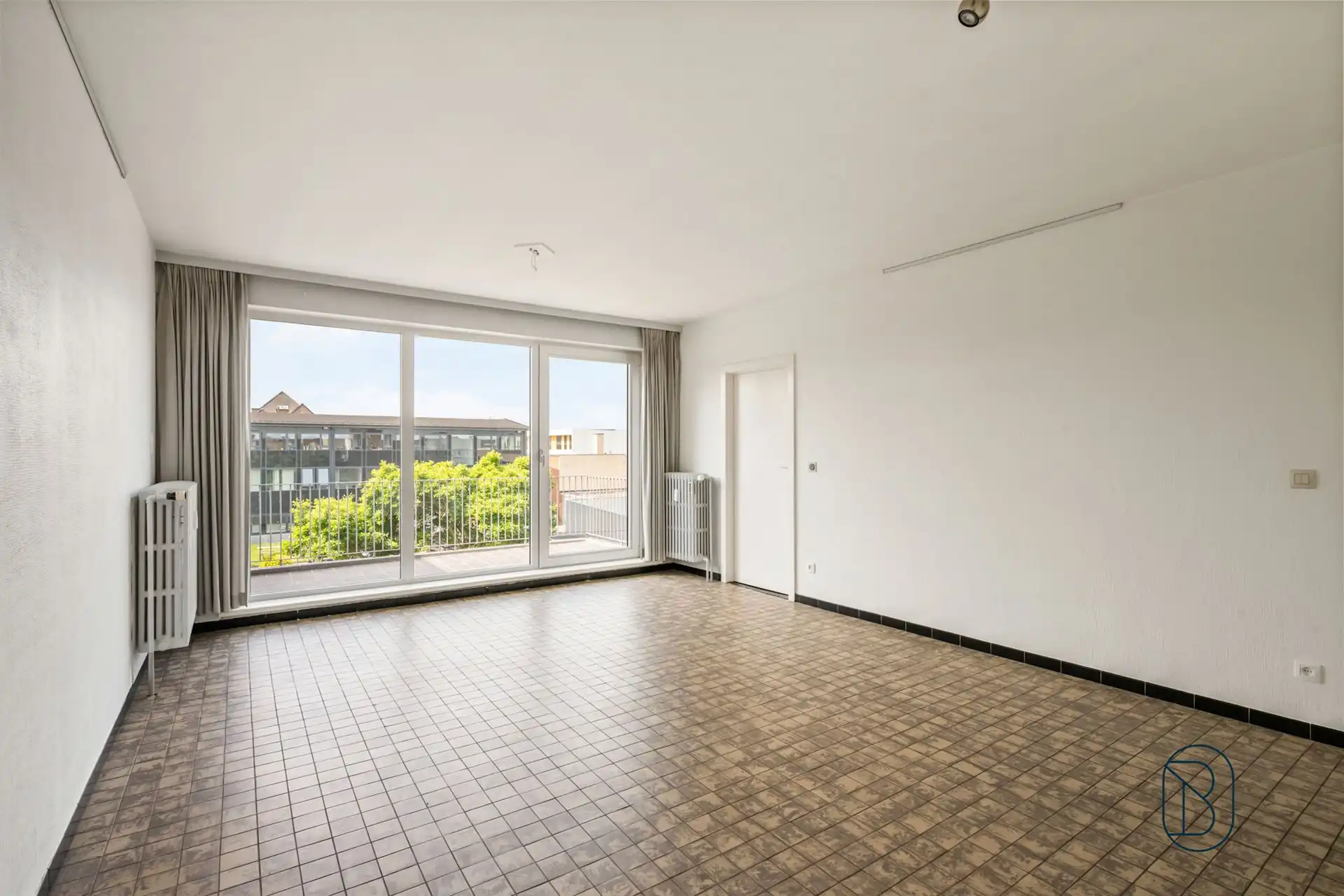 Topgelegen opbrengsteigendom: 4 app, 2 garages en handelsgv. foto 7