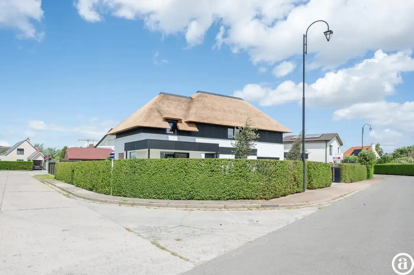 Prachtige nieuwbouw villa met 5 slaapkamers gelegen in een rustige residentiële omgeving.  foto 25