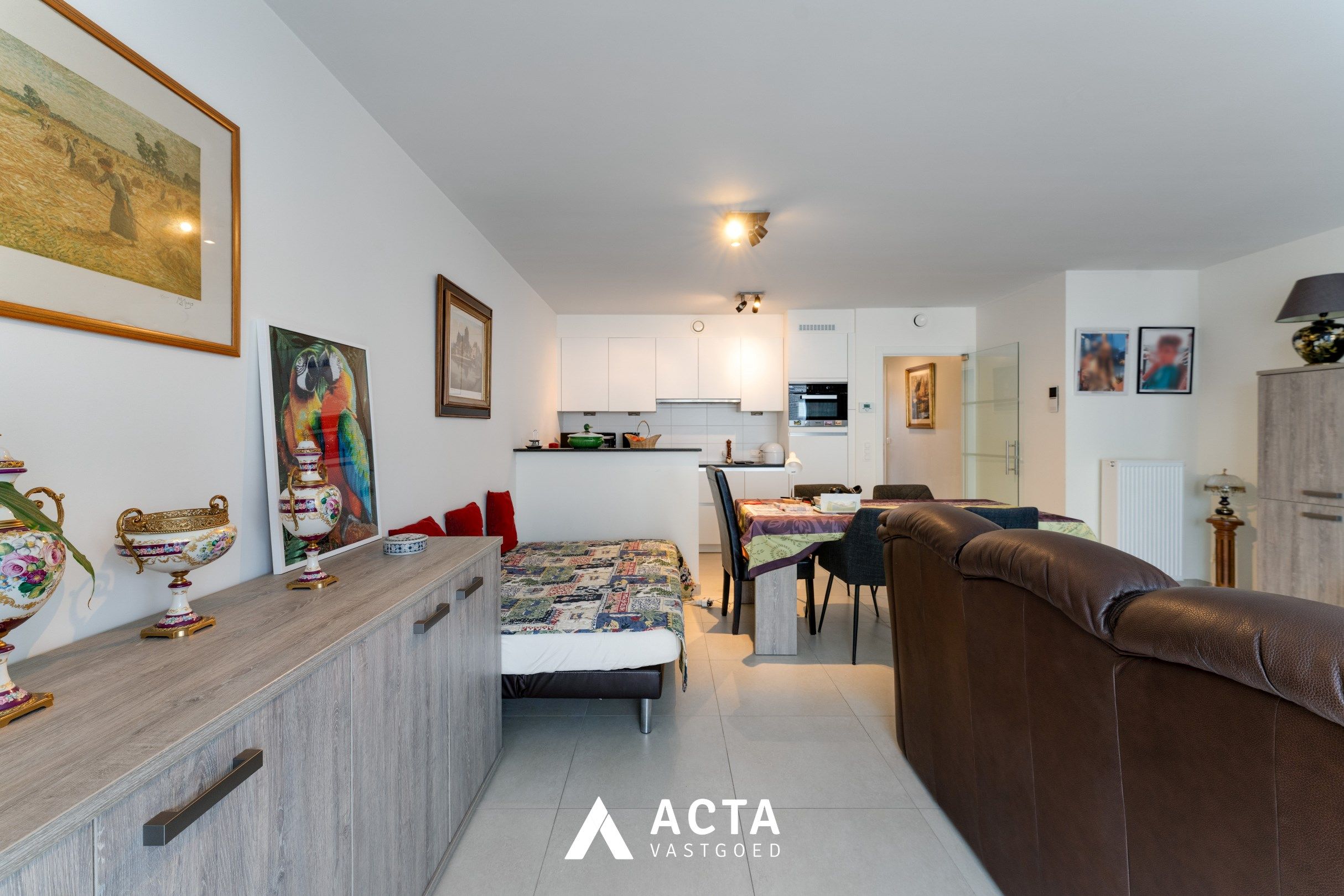 Instapklaar appartement met twee slaapkamers op de vierde verdieping in Mariakerke foto 4