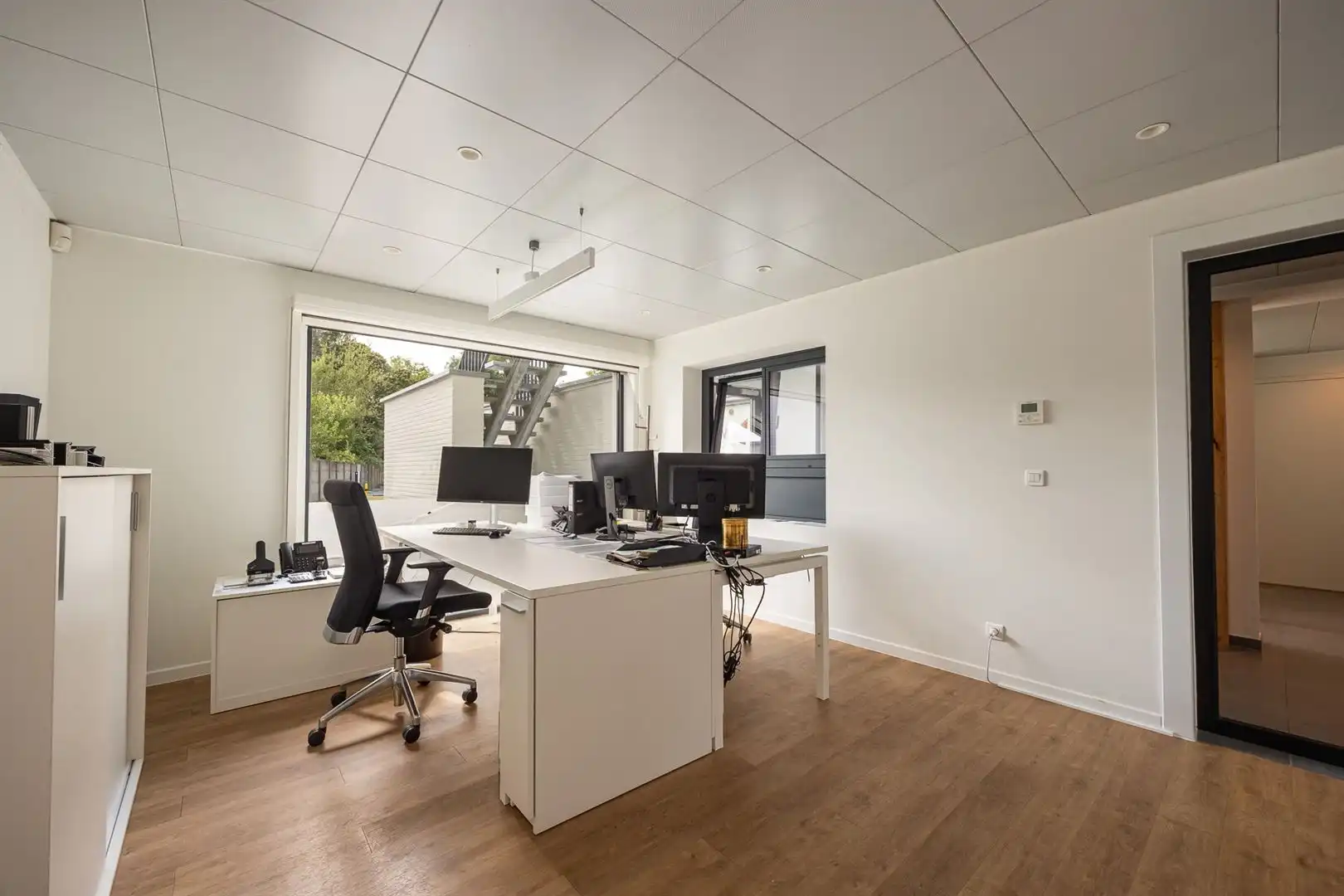 Commerciële toplocatie met privéparking foto 12