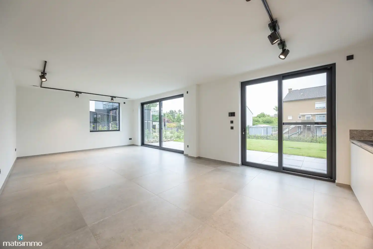 HOOGWAARDIG AFGEWERKTE NIEUWBOUWWONING MET DRIE SLAAPKAMERS EN TUIN (INCLUSIEF TUINONDERHOUD) TE RIEMST foto 7