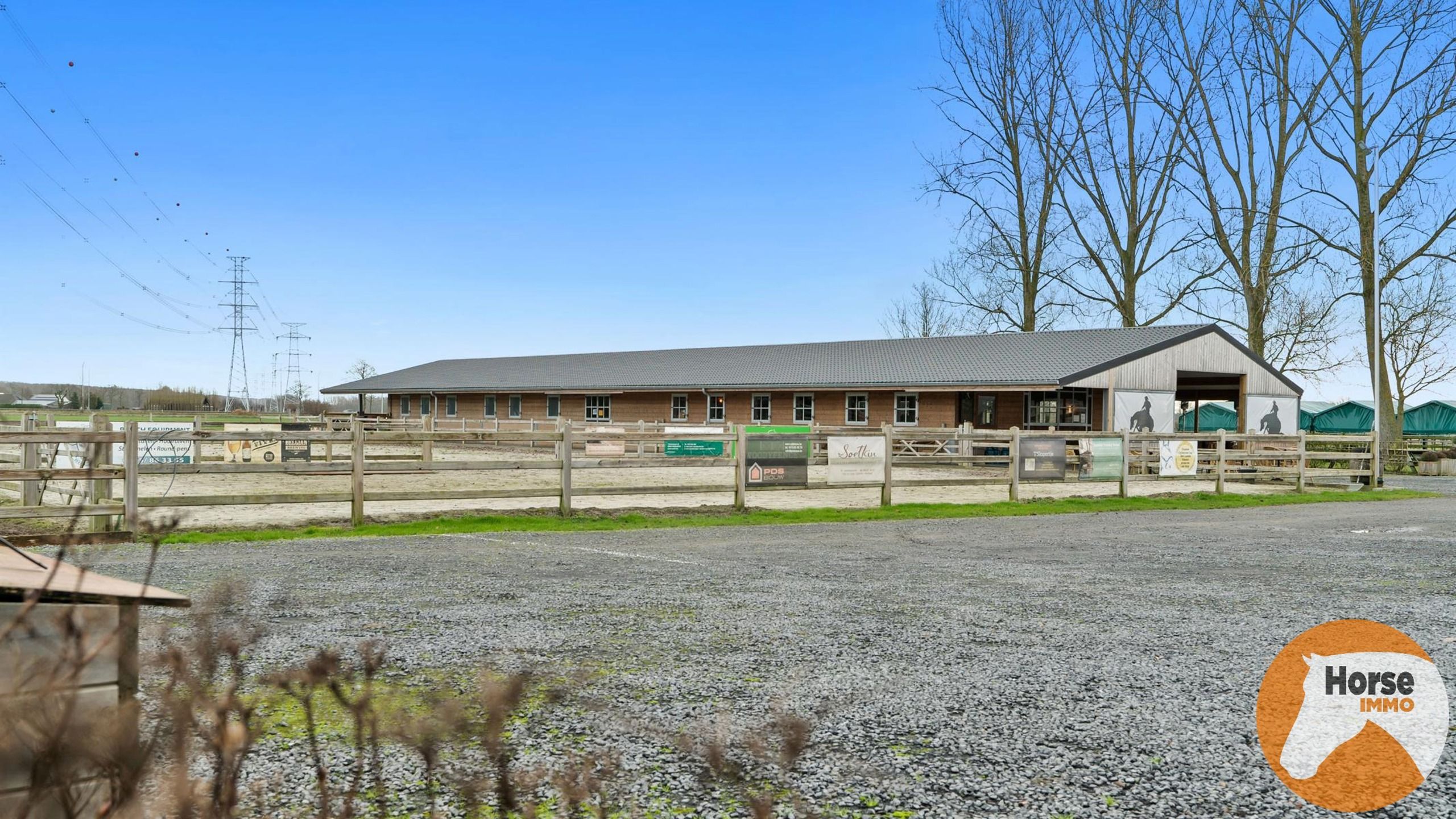 DAMME – Instapklare paardeneigendom, piste en extra woonhuis foto {{pictureIndex}}