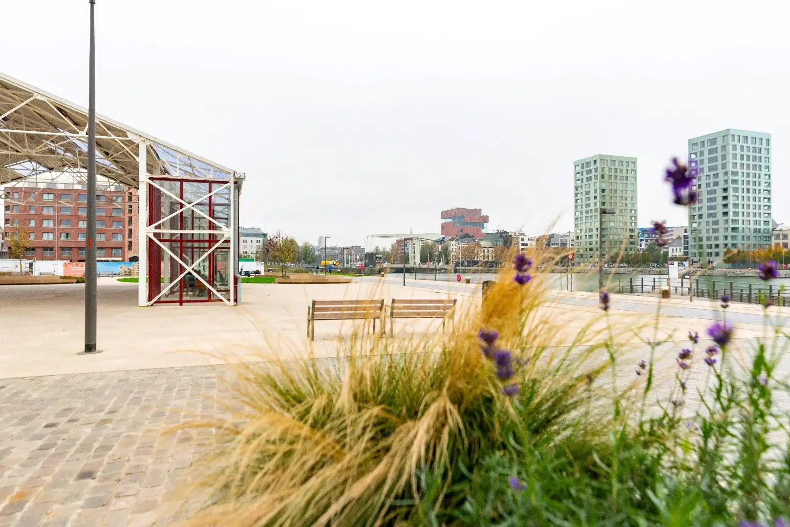 Ruim en stijlvol appartement in de populaire Cadixwijk foto 12