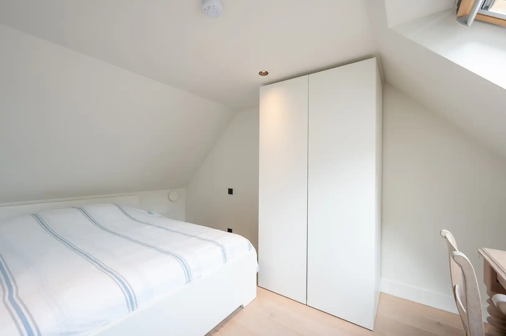 Ruime, recente hoekwoning gelegen vlakbij de groentenmarkt en het Keuvelhoekplein. foto 14