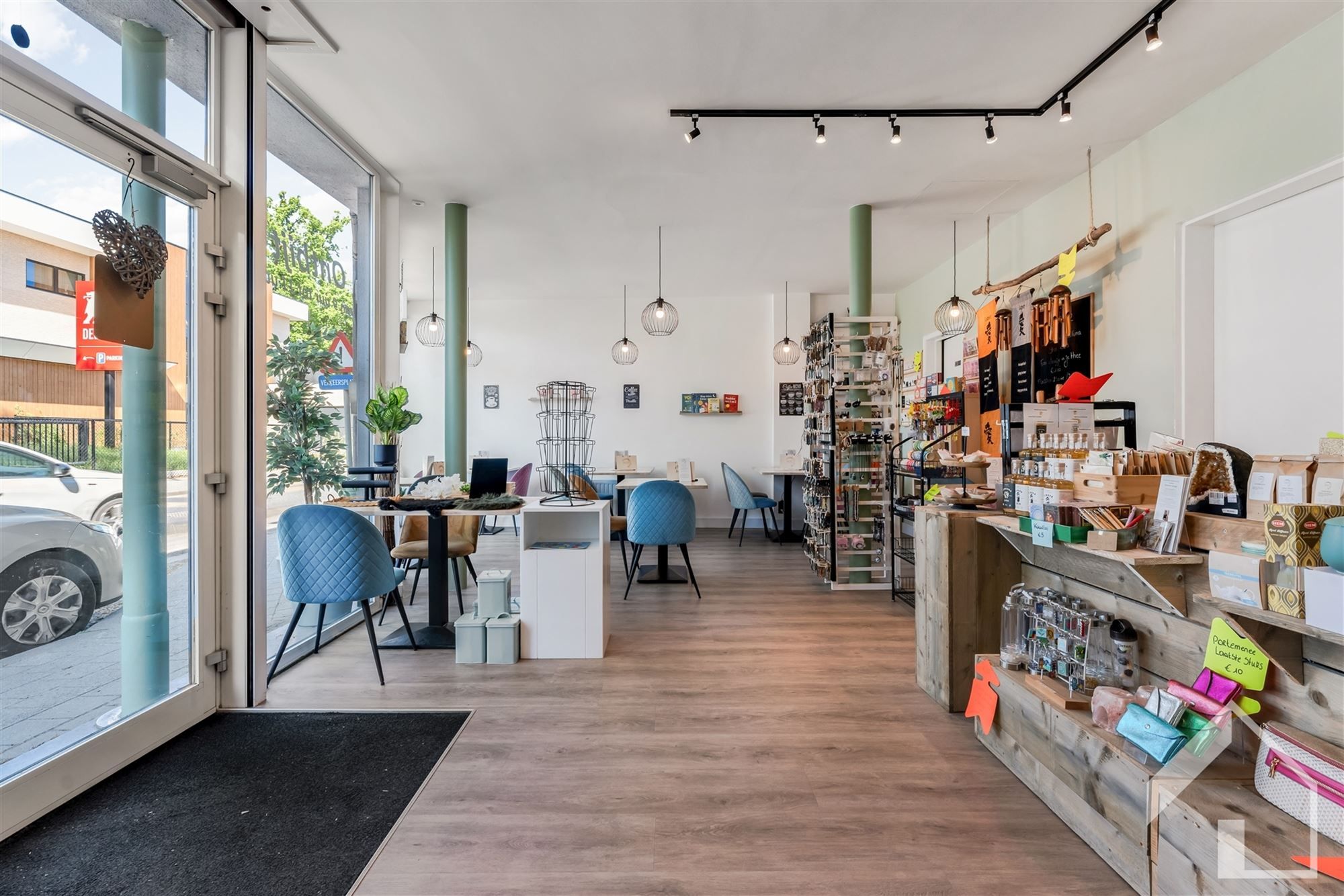 Polyvalente woning in het centrum van Broechem met mogelijkheid tot uitbating van een handelszaak (of vrij beroep) foto 2