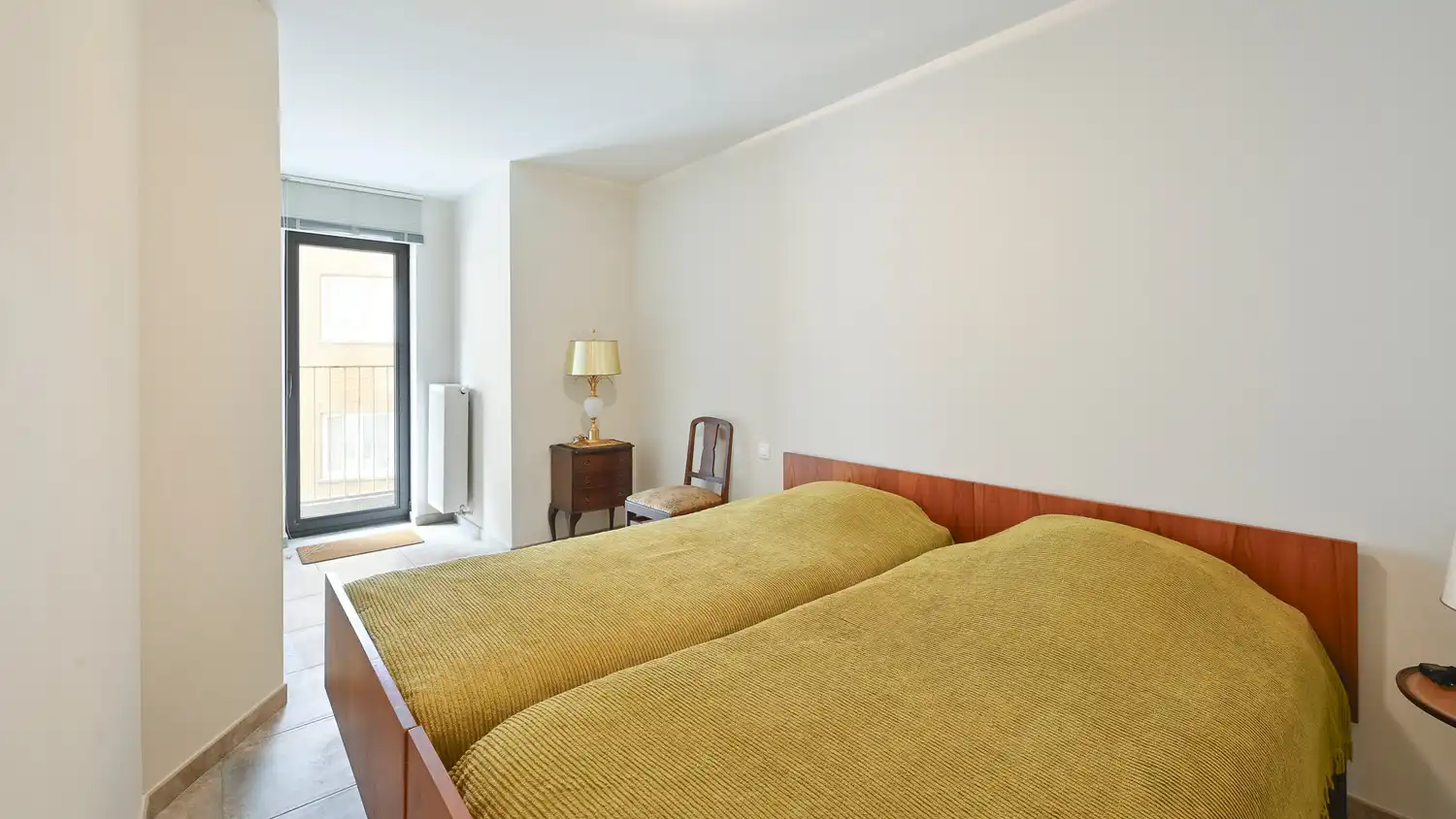 Instapklaar 2-slaapkamerappartement met frontaal zeezicht in een recent gebouw op de zeedijk te Duinbergen. foto 8