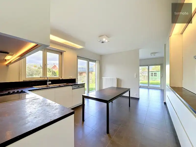 Ruime halfopen woning foto 18