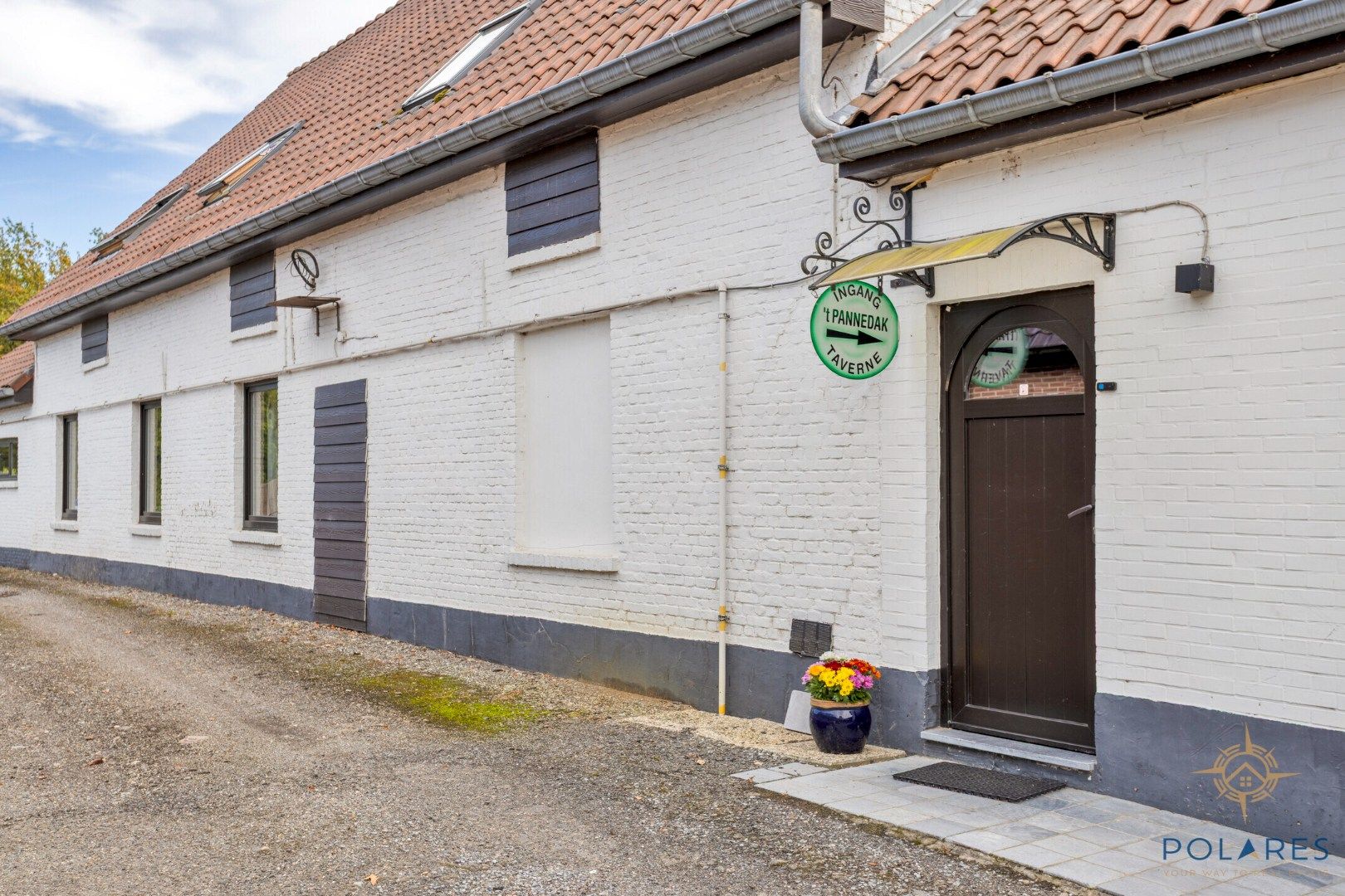 Goed gelegen taverne met woonst en grote parking foto 38