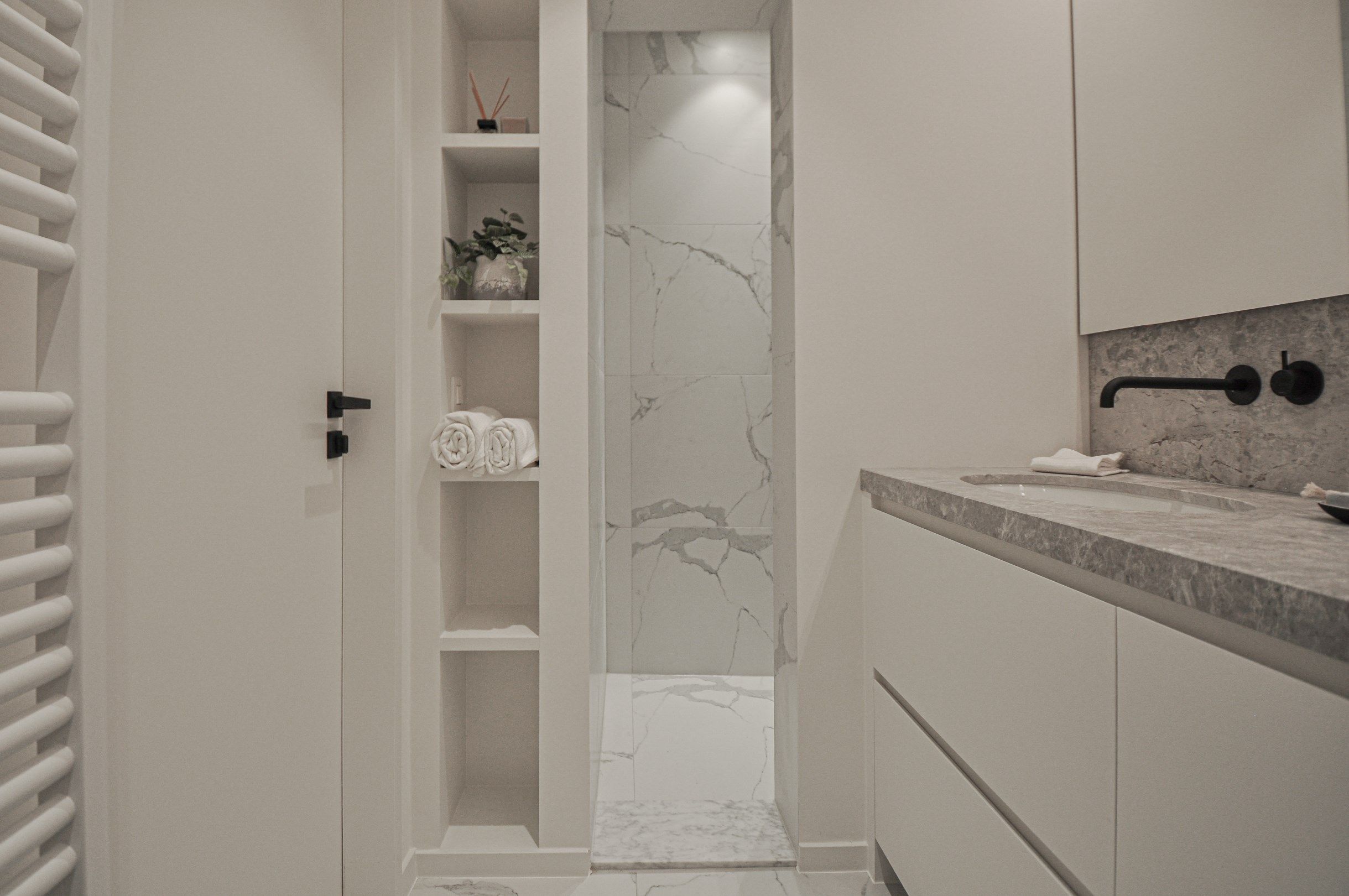 Volledig gerenoveerd appartement met een mooi zijdelings zeezicht gelegen in het Zoute. foto 15