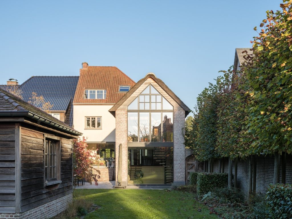 Hoogwaardig gerenoveerde halfopen bebouwing, voorzien van alle luxe, 5 slaapkamers, goed georiënteerde tuin, binnenzwembad en wellness. foto 31