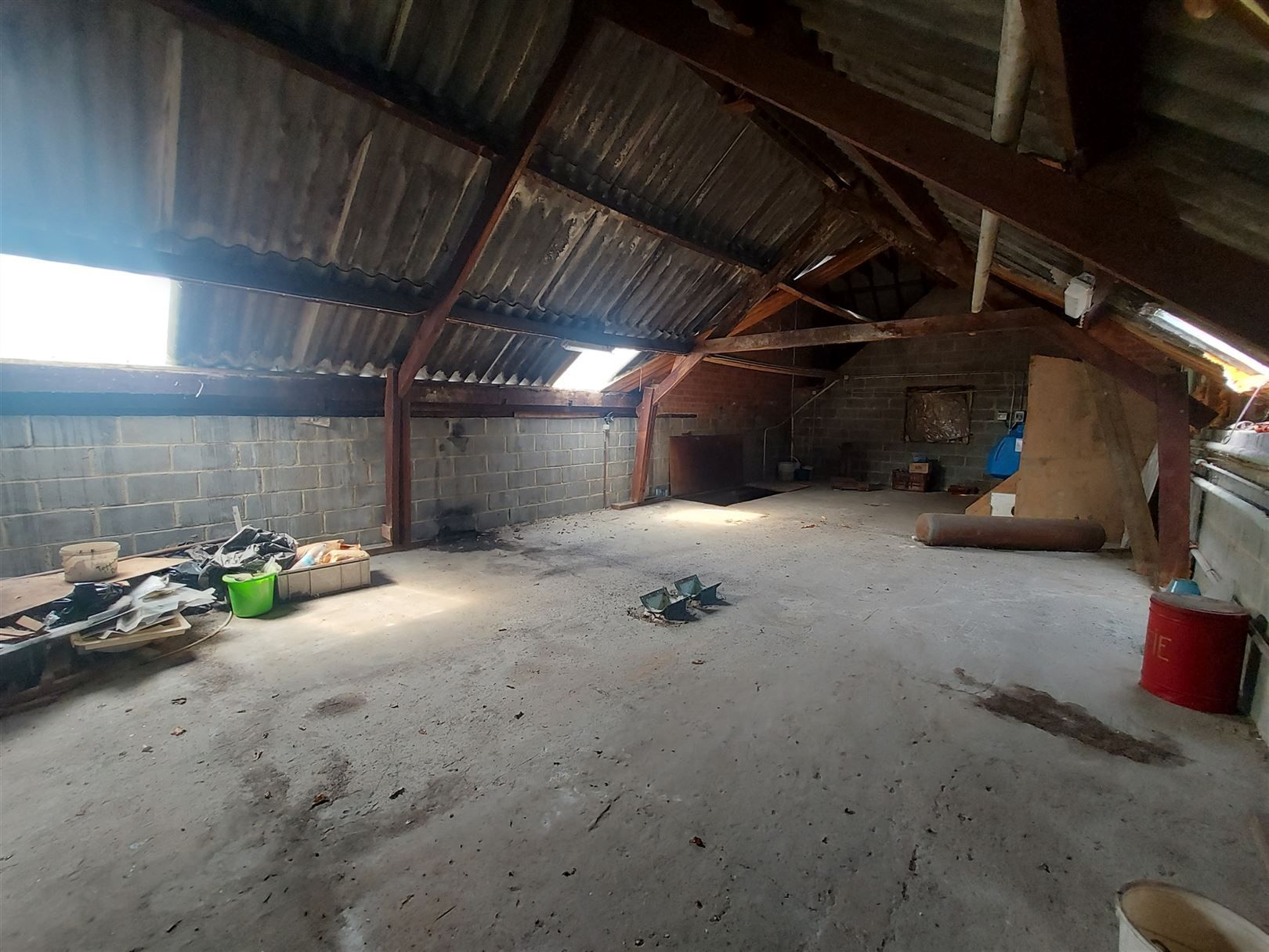 Veelzijdig renovatiepand met woonst en winkel Vloesberg foto 24