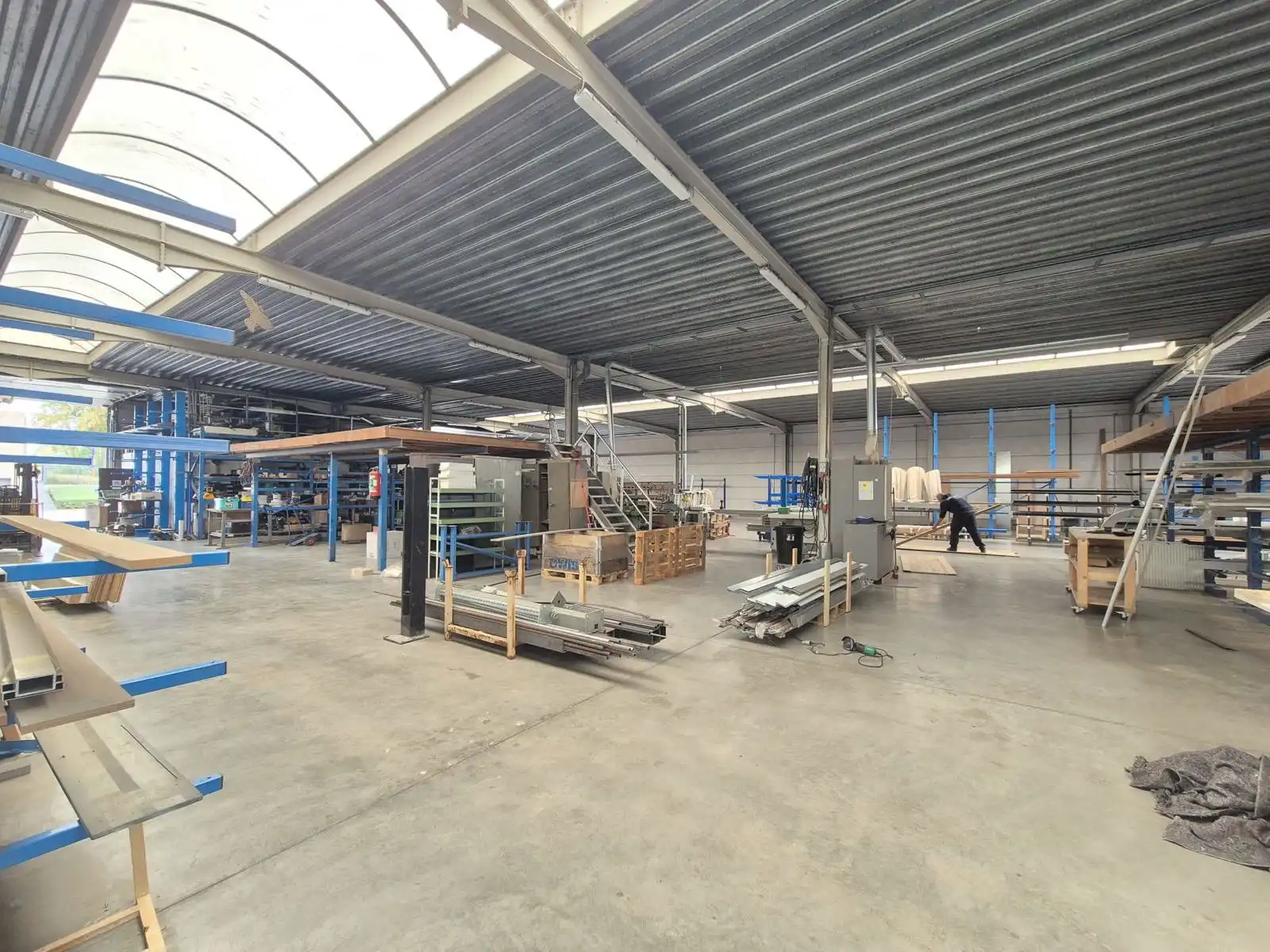 Opslag/werkplaats van 1000 m² met bijkomende kantoorruimte foto 7