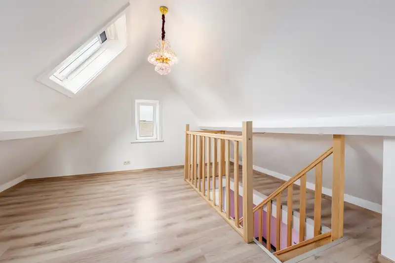 Roeselare. Ruime gezinswoning met 4-5 slaapkamers met extra ruimte voor praktijk / kantoor / hobby&nbsp; aan de stadsrand. foto 13
