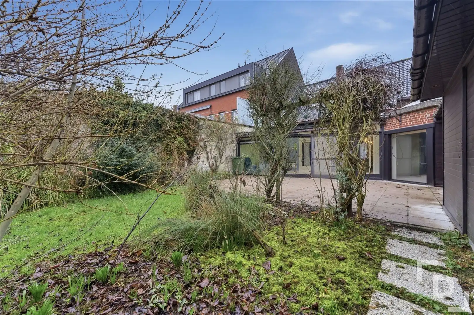 Te renoveren woning met inpandige garage in centrum Watou foto 7