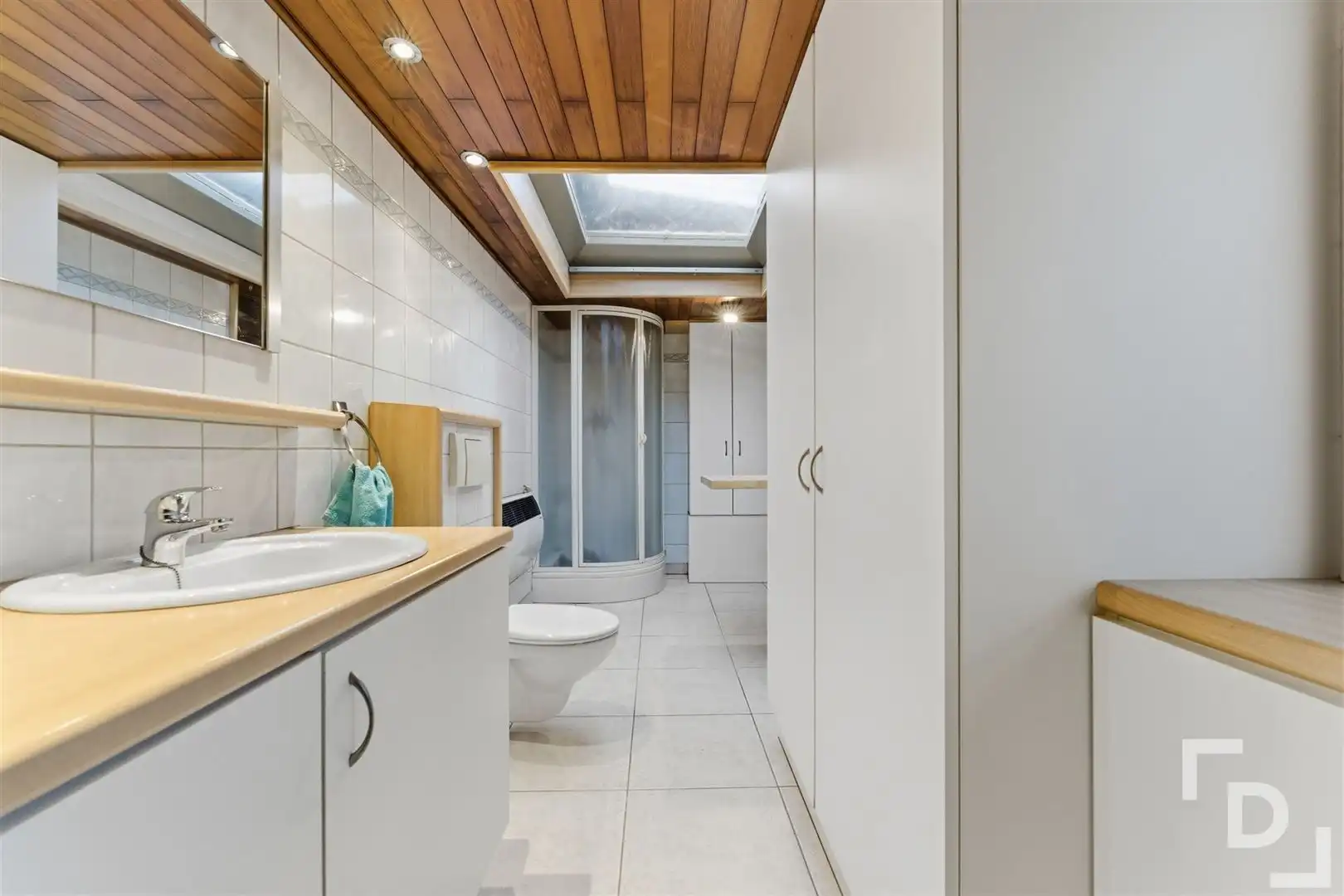 Te renoveren woning met inpandige garage in centrum Watou foto 7