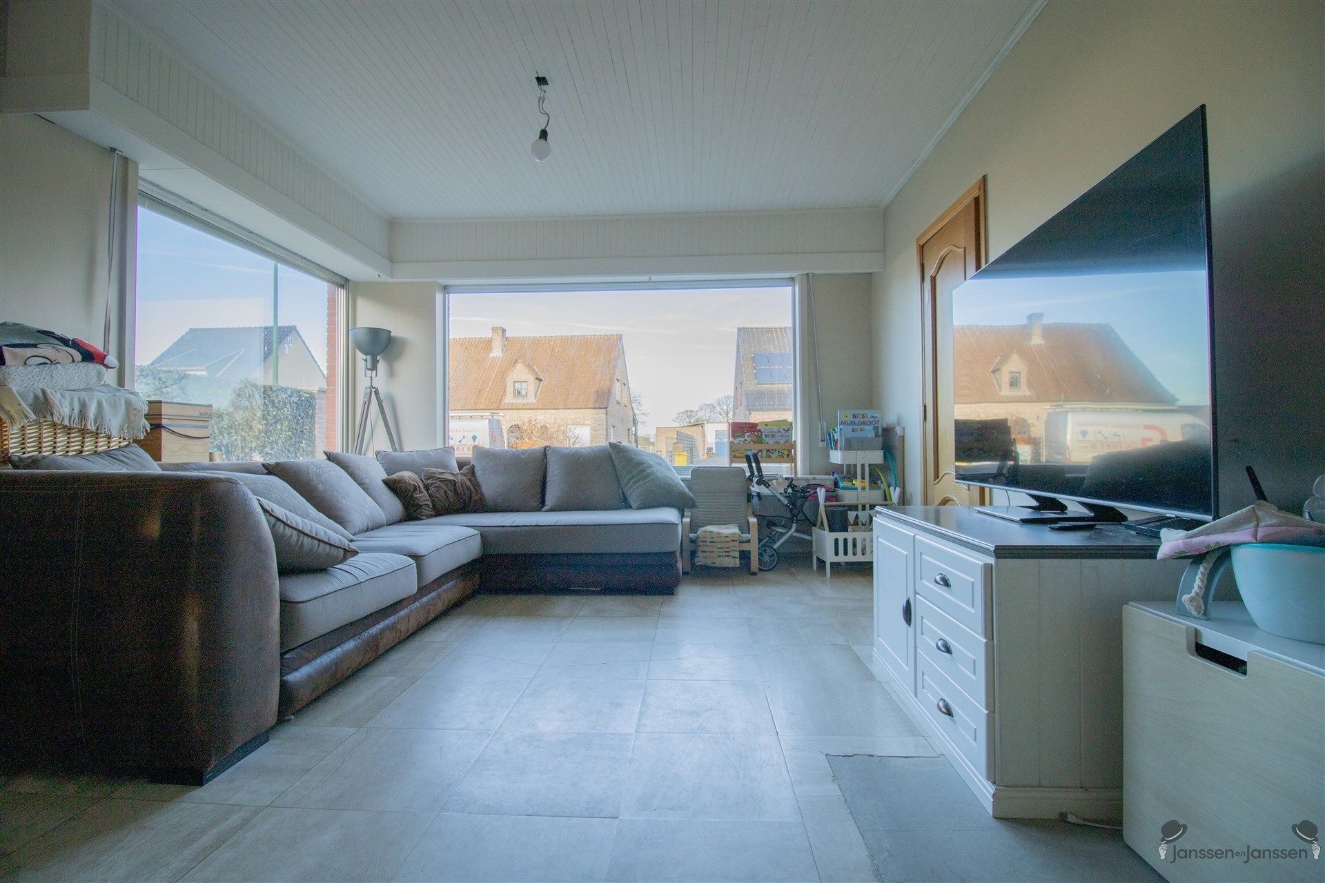 Op te frissen woning met min. 3 slaapkamers op 645 m² foto 2