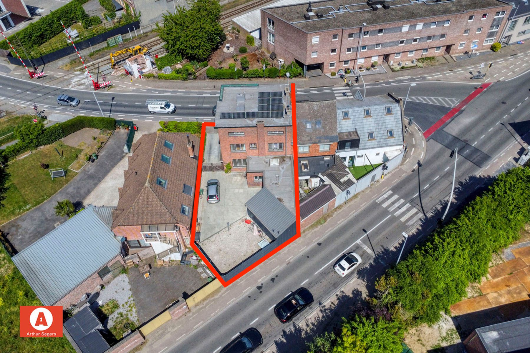 Half-open bebouwing met karaktergevel, 6 slpks & garage. foto 4