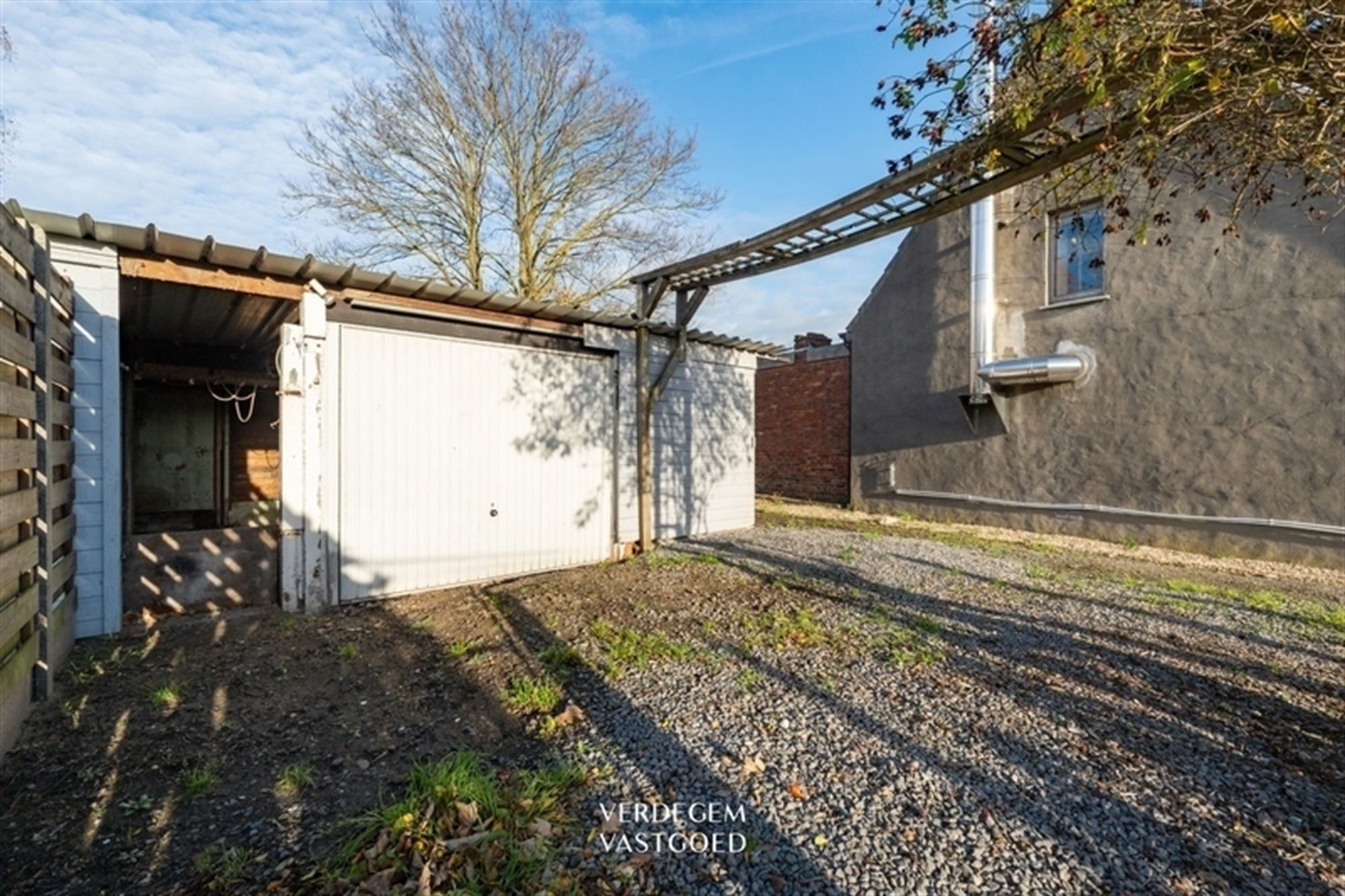 Halfopen woning met 2 slaapkamers, tuin en oprit naar achterliggende garage foto 18