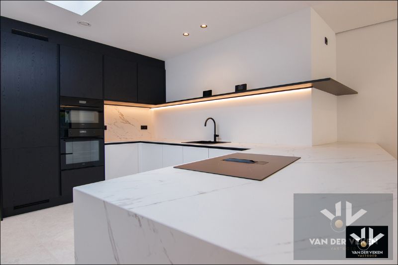 Volledig gerenoveerde, instapklare en energiezuinige rijwoning met 4 slaapkamers, 2 badkamers, zonnig terras, omheinde tuin en privéparking net buiten de Grote Ring van Hasselt. foto {{pictureIndex}}