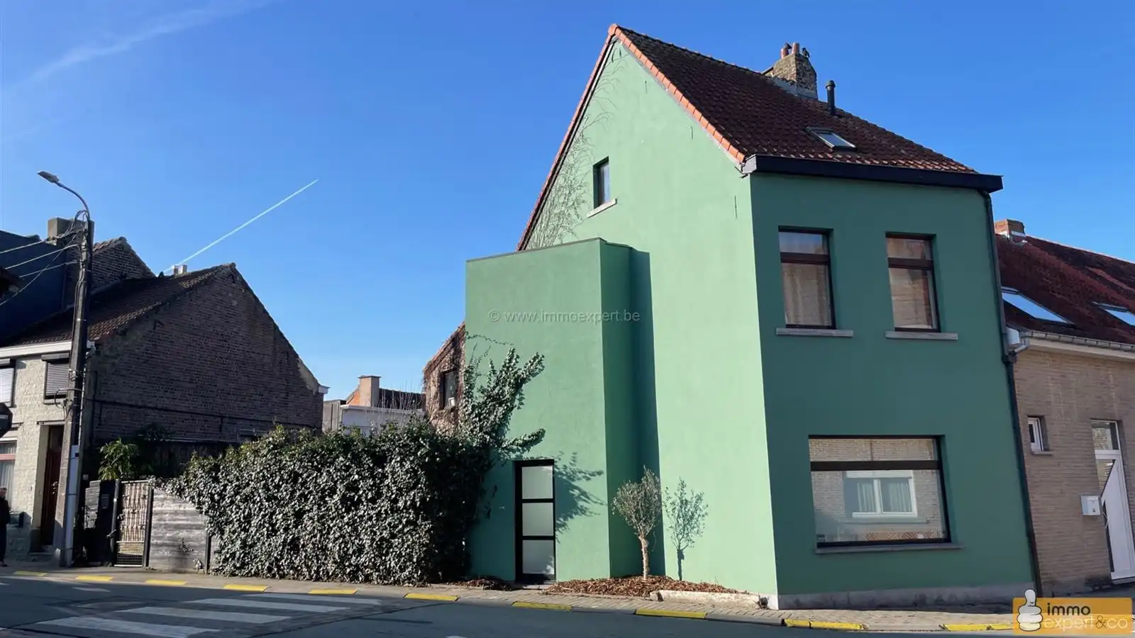 Hoofdfoto van de publicatie: UNIEKE woning type halfopen pal in hartje TERNAT