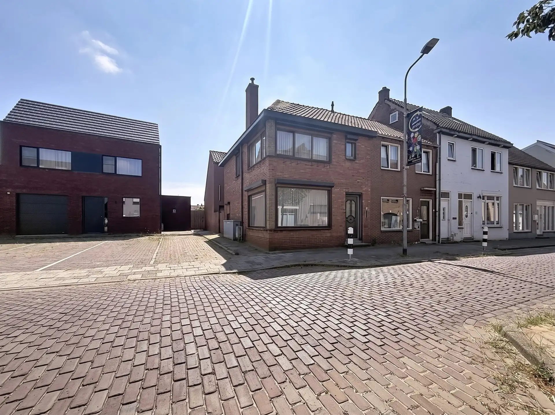 Op te frissen gezinswoning met 4 slaapkamers en tuin! foto {{pictureIndex}}