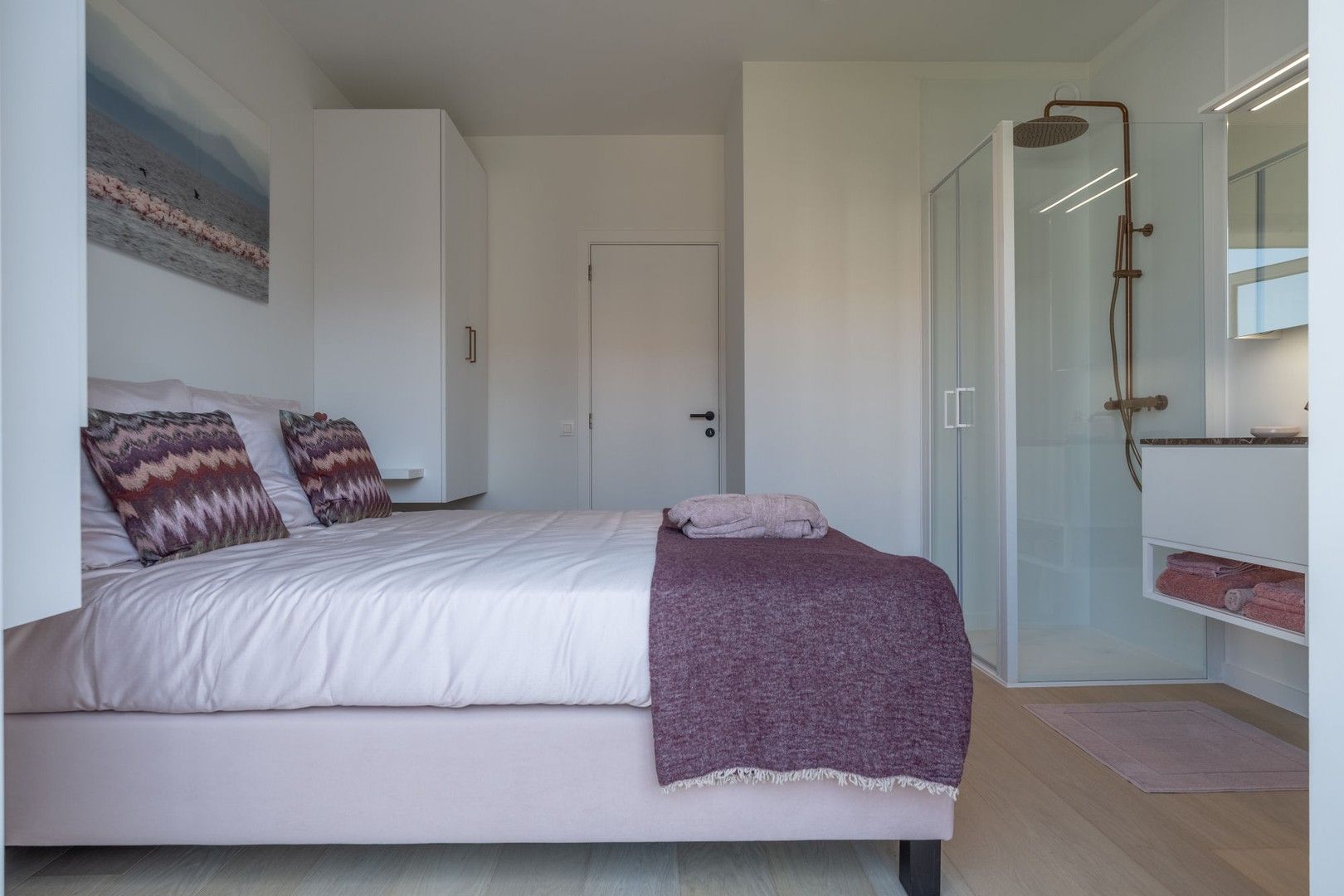 Magnifiek gerenoveerd appartement genietend van prachtig open zicht op de villa's van Knokke. foto 14