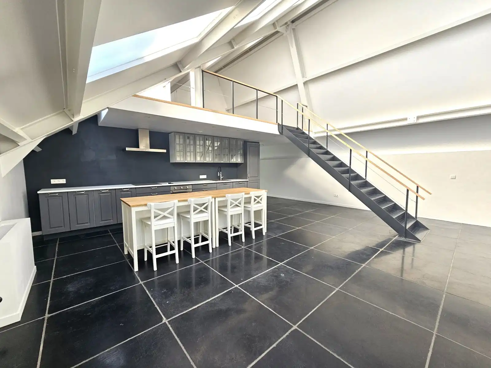 Stijlvolle loft met 2 slaapkamers en terras op centrale ligging foto 5