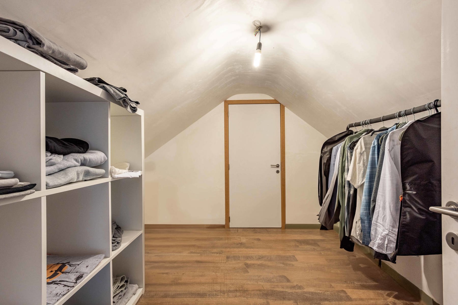 Ruime en lichtrijke woning in een rustige doodlopende straat foto 16