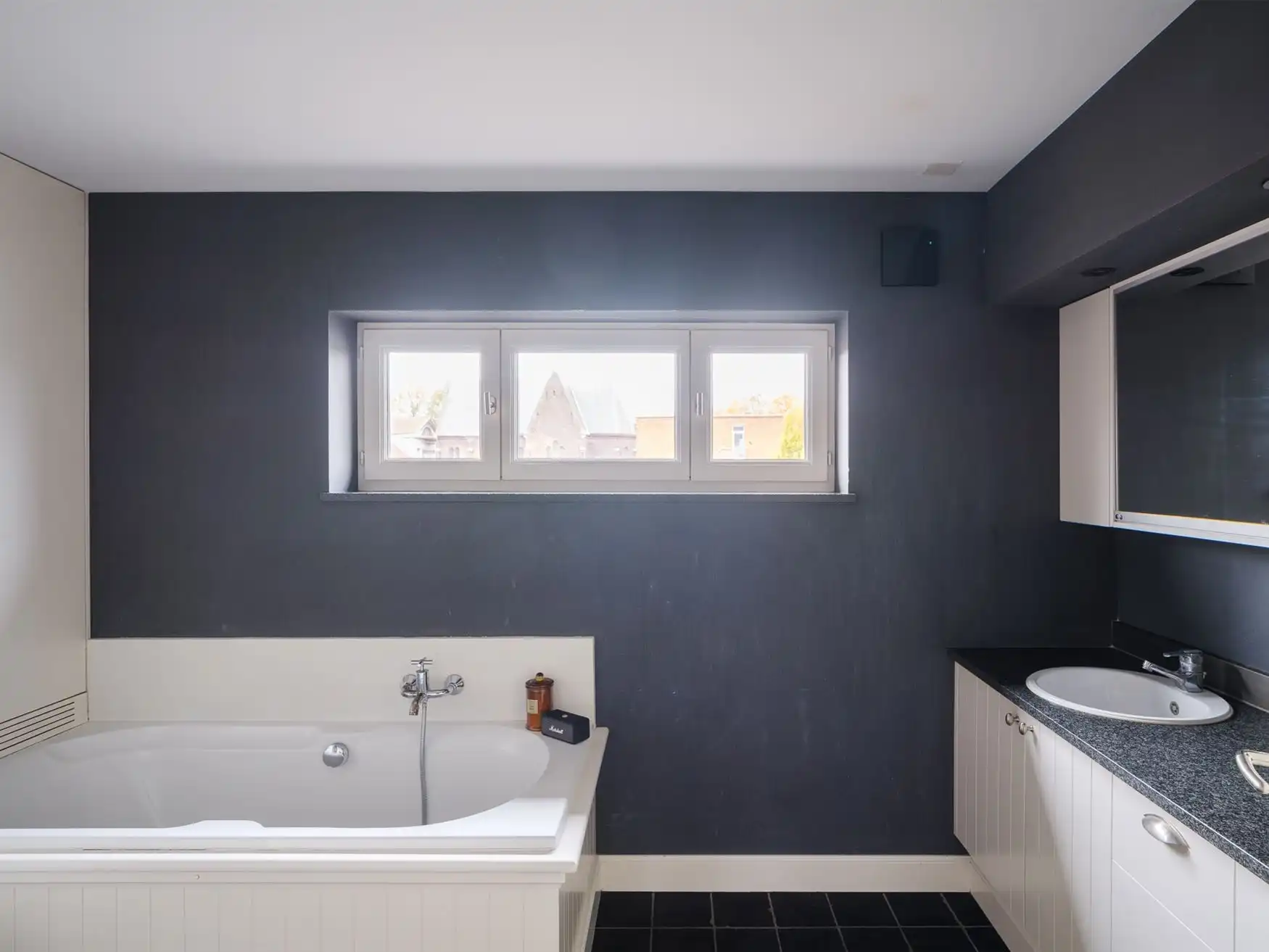 Loftgevoel achter een klassieke gevel; woning met verrassend interieur in centrum Zelzate. foto 13